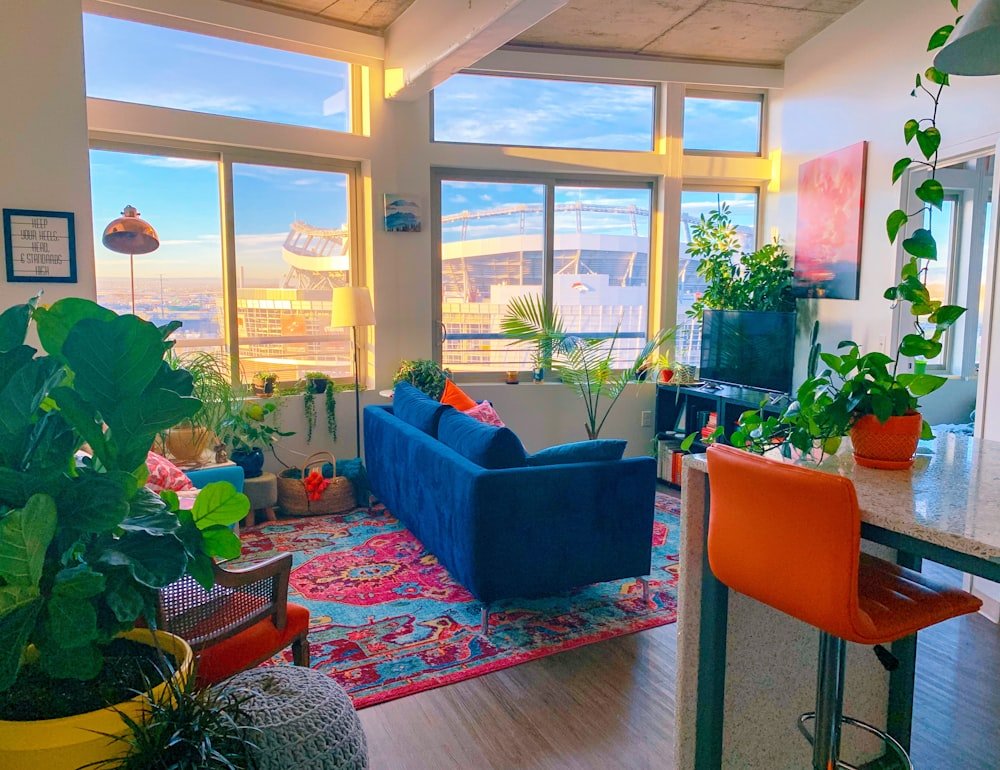 Salón luminoso de un piso de ejemplo